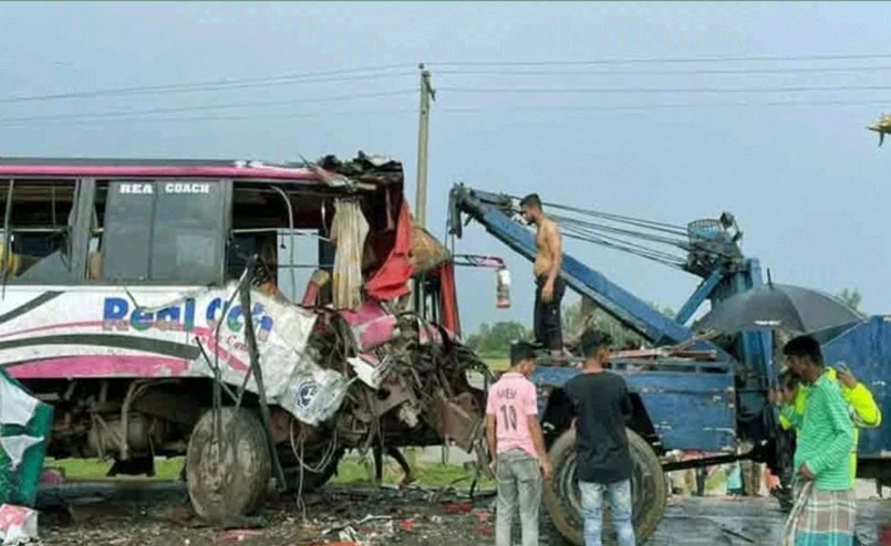 দুই বাসের মুখোমুখি সংঘর্ষে নিহত ৩, আহত ৩০